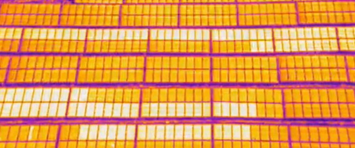 Thermografische Drohnenbefliegung eines Solarparks – flächendeckende IR-Aufnahme im laufenden Betrieb