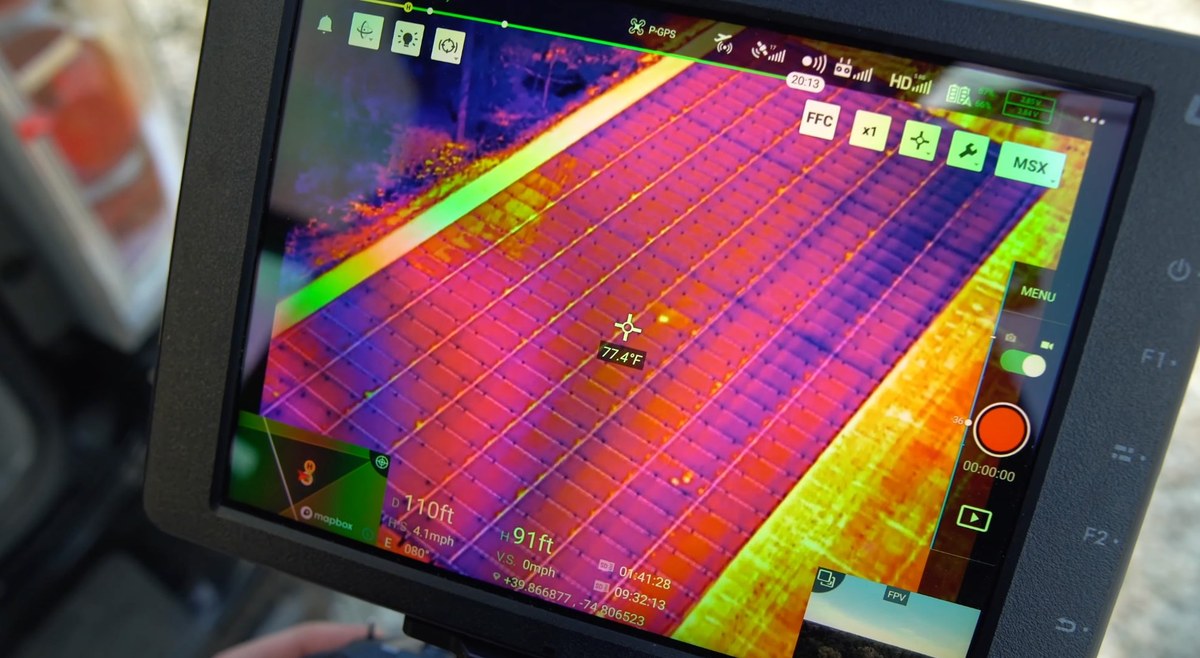 Echte Drohnen-Thermografie einer Photovoltaikanlage – Infrarotaufnahme zeigt Wärmeverteilung der Solarmodule